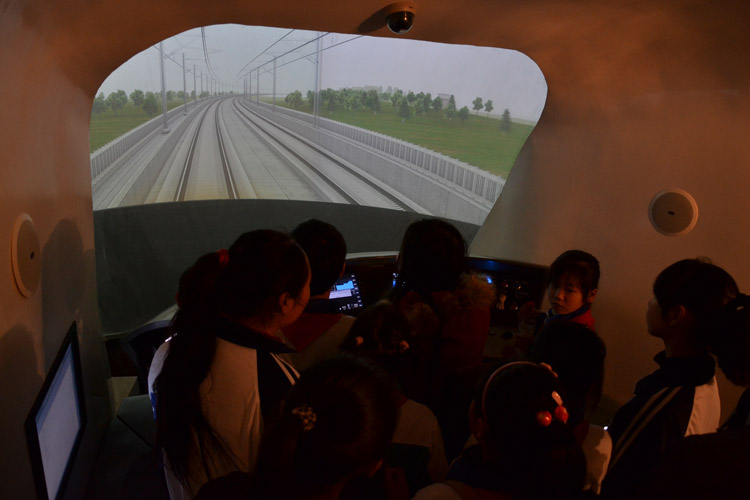 重庆速动车组模拟驾驶.jpg