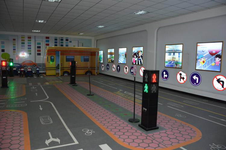 重庆交通信号灯,标志等设施搭建模拟实际道路交通场景.jpg